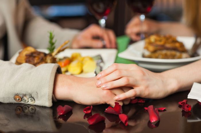 Bikin Makan Malam Romantis di Rumah