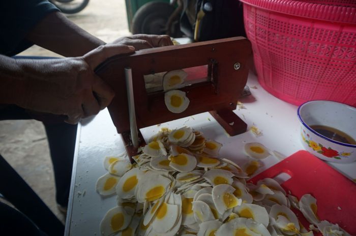 Kerupuk masih tradisional bunter bertahan buktinya produksi pembuatan proses cihanjuang cimanggung kecamatan jawa sumedang kampung pekerja barat sejumlah menyelesaikan desa Proses di Balik Pembuatan Kerupuk Tradisional