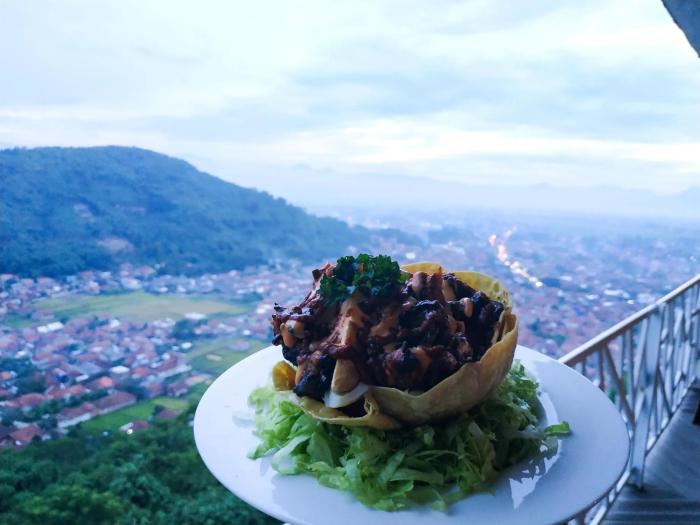 Tempat Makan Favorit dengan View Pegunungan
