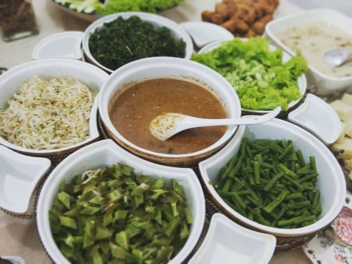Urap dan Pecel: Makanan Tradisional Kaya Serat