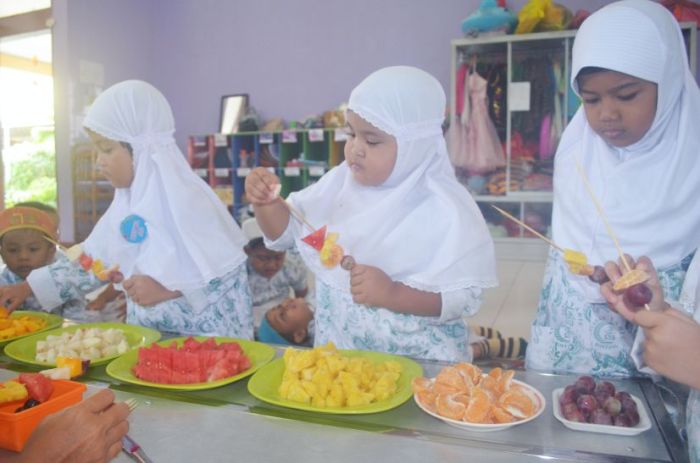 Penyajiah Sate Buah yang Unik dan Menarik - SEGAR KUMALA INDONESIA Membuat Sate Buah Lucu untuk Anak yang Susah Makan