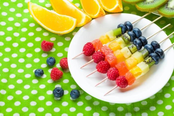 Membuat Sate Buah Lucu untuk Anak yang Susah Makan