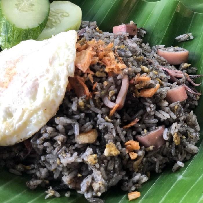 Nasi Goreng Hitam dari Tinta Cumi Jadi Menu Andalan