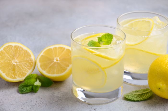 Air Lemon Hangat untuk Detoks Pagi