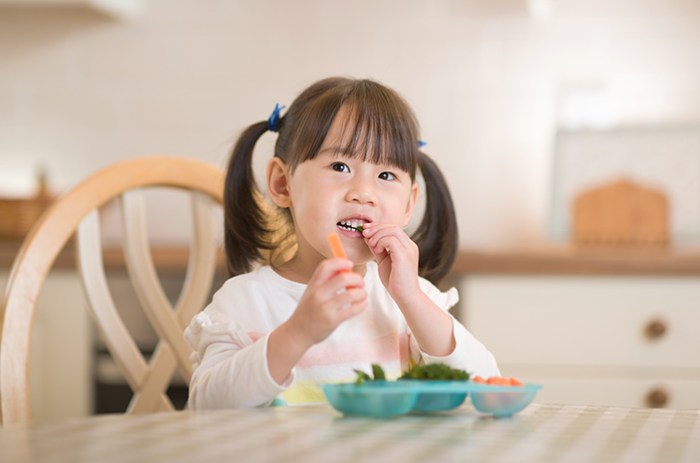 Background Anak Makan Di Meja Penuh Makanan, Makan Keluarga Anak Laki ... Tips Melatih Anak Makan di Meja Makan