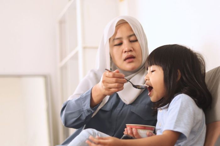 7 Tips Sukses Membuat Anak Makan Tanpa Drama